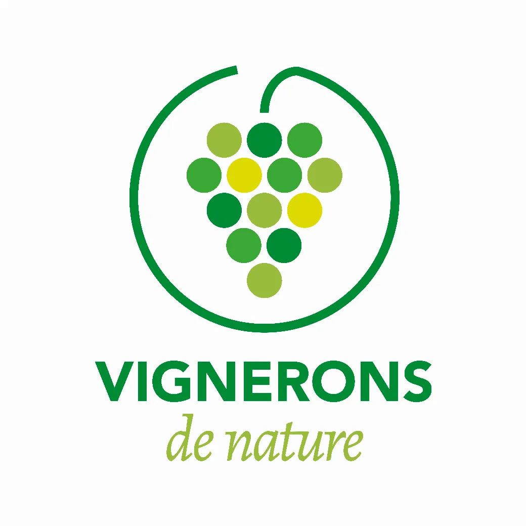 Verre de vin dégusté dans les vignes